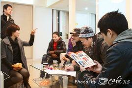 红网评冯小刚拍,冯小刚导演新作引发热议，艺术与商业的碰撞